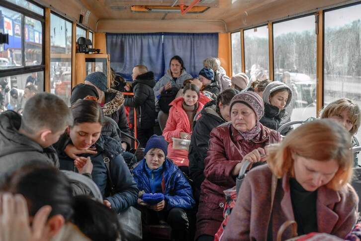 Errefuxiatu ukrainarrak Zaporiyian. 