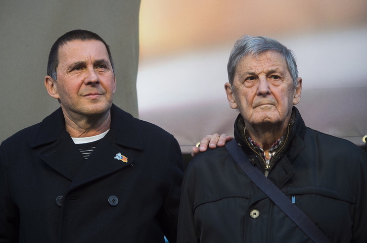 Arnaldo eta Ascensio Otegi, lehena espetxetik atera zen egunean, Elgoibarren.