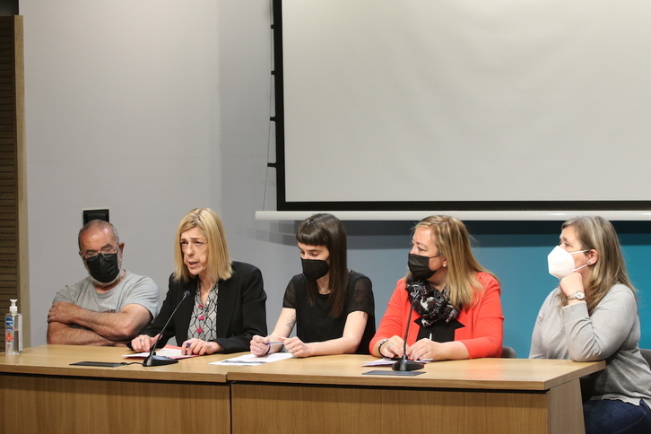 ELA, LAB, ESK, STEILAS, EHNE eta HIRU sindikatuetako ordezkariak Bilbon emandako prentsaurrekoan. 