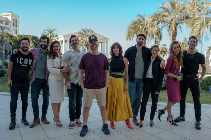 El director Vicente Villanueva rodeado del reparto coral de su comedia.