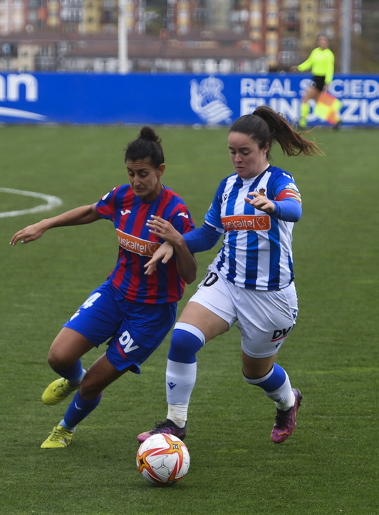 Elba Verges y Nerea Eizagirre en el último derbi disputado en Zubieta. 