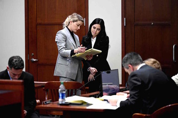 Amber Heard revisa unos apuntes en la sala donde se celebra el juicio. 