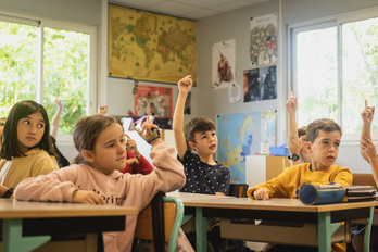 Baionako ikasleak maskararik gabe, urrian.