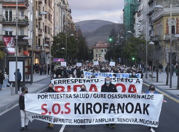 Osasun Bidasoa plataformak eta Bidasoko Ospitaleko langileek antolatutako manifestazioa, Irunen, joan den otsailaren 19an. 