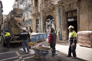 Operarios sellan los accesos al palacio de Rozalejo tras el desalojo del gaztetxe en enero de 2019. Desde entonces, el edificio ha permanecido vacío.