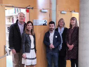 Selma Huxleyren izena daraman gelaren aurrean bere semea eta Oñatiko Udaleko, Artxibo Historikoko eta Gipuzkoako Aldundiko ordezkariak.