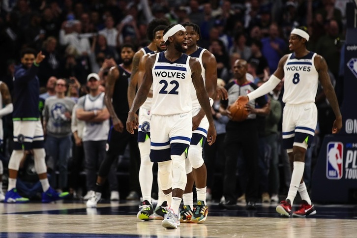 Patrick Beverley, otrora cortado por los Clippers, celebra la victoria de los Wolves ante el cuadro angelino.