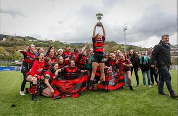 Las jugadoras del Gaztedi celebran su título de Liga Vasca, que les da el billete para la fase de ascenso. 