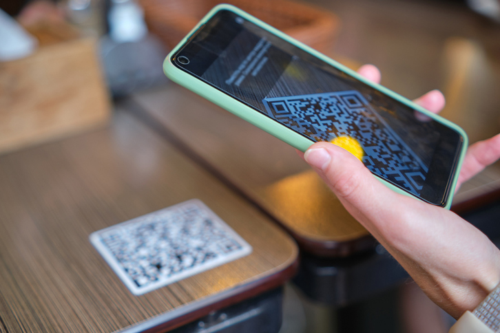 Una persona escanea un código QR. 