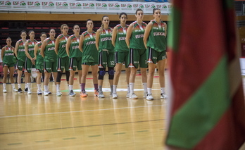 Stuart Murray Sports Diplomacy Alliance elkartearen sortzailea jardunaldi digitalean, alboan, besteak beste, Emily Ronek eta beste parte-hartzaile batzuk daudela.