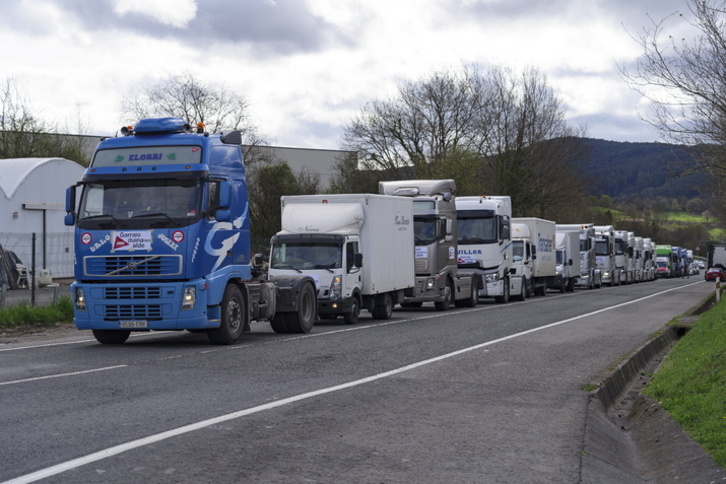 Camiones en una carretera de Bizkaia, durante la reciente huelga del transporte. 
