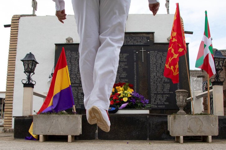 Aurresku frente al panteón de los fusilados en Sartaguda. 