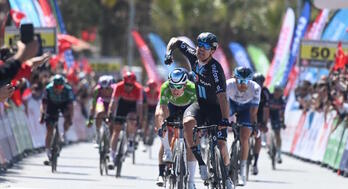 Welsford ha remontado con facilidad a Philipsen en el sprint.