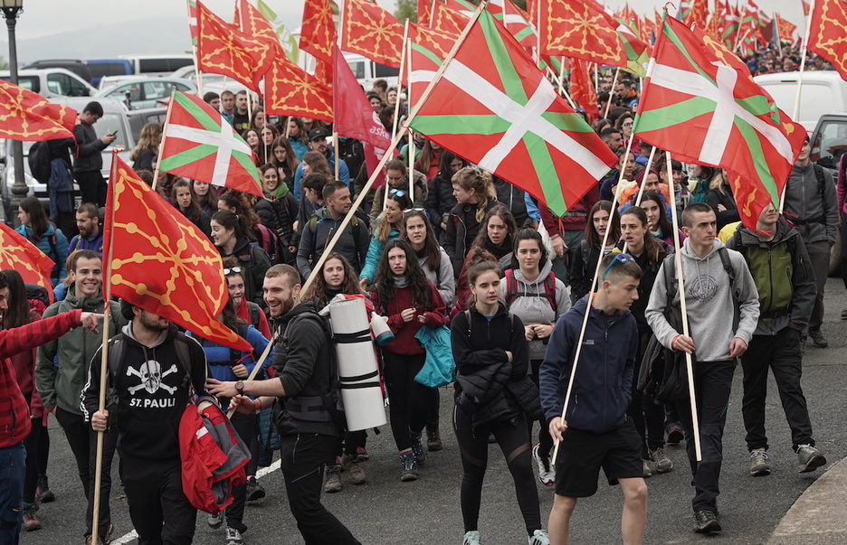 Zugarramurditik abiatu da Ernaik antolatutako gazte martxa.