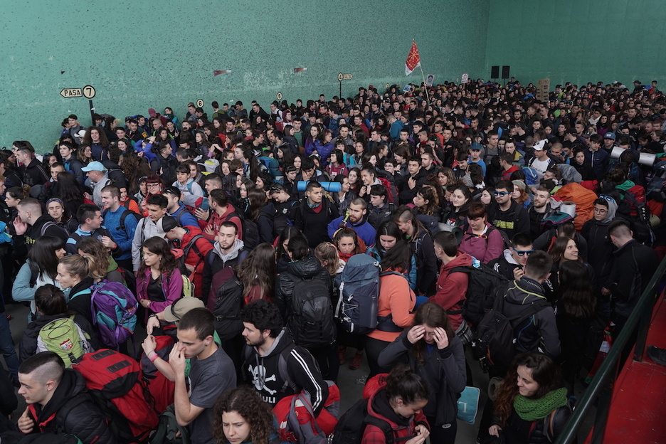 Zugarramurdiko frontoian izan da Gazte Martxaren hasierako ekitaldia.