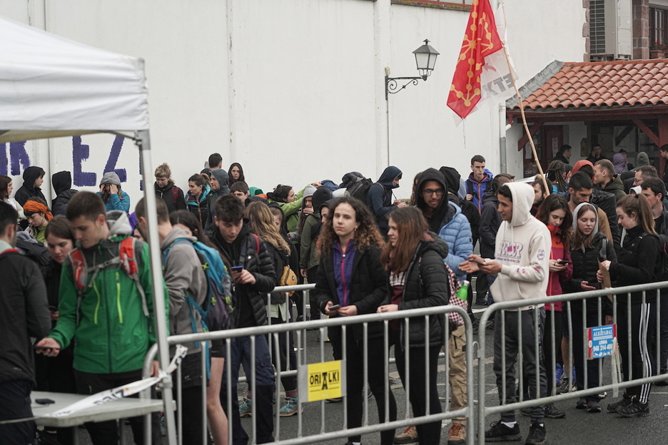 Zugarramurdin bildu dira gazteek martxa hasi baino lehen.