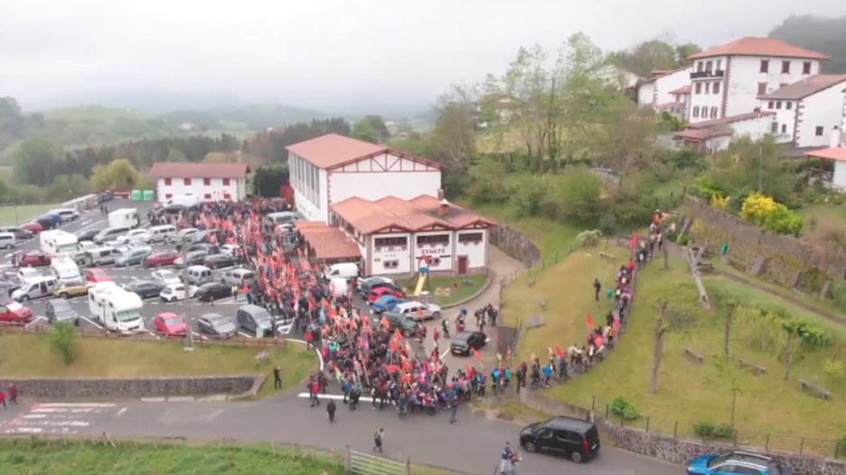 Ehunka gazte parte hartzen ari dira Ernaik antolatutako gazte martxan.