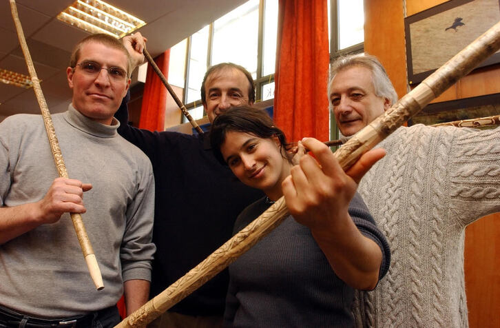 Xiru jaialdiaren aurkezpena 2004an, Mixel Etxekopar erdian duela.