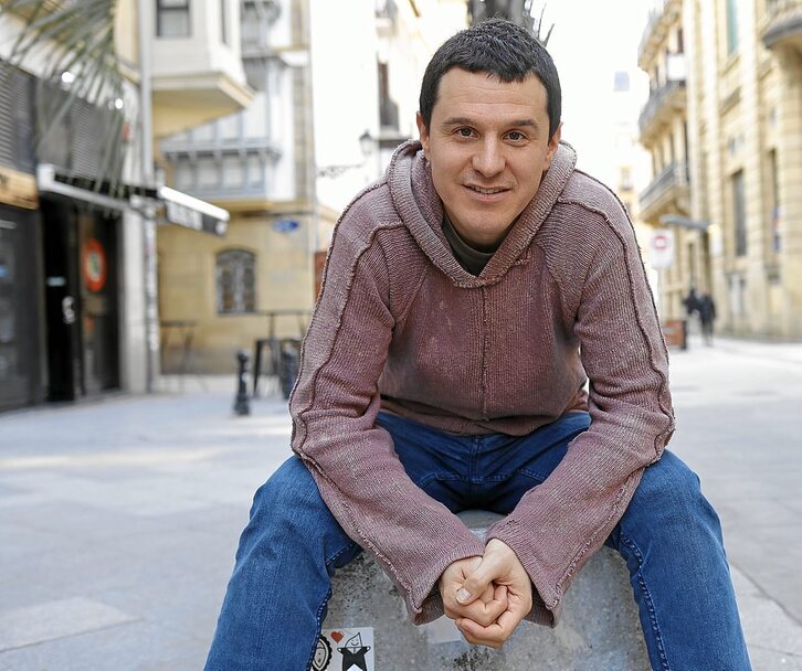 Jonathan Martínez, en Donostia antes de presentar ‘La historia oficial’. (Maialen ANDRES | FOKU)
