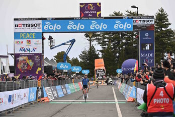 Damiano Caruso celebra una victoria especial para él en el Etna.