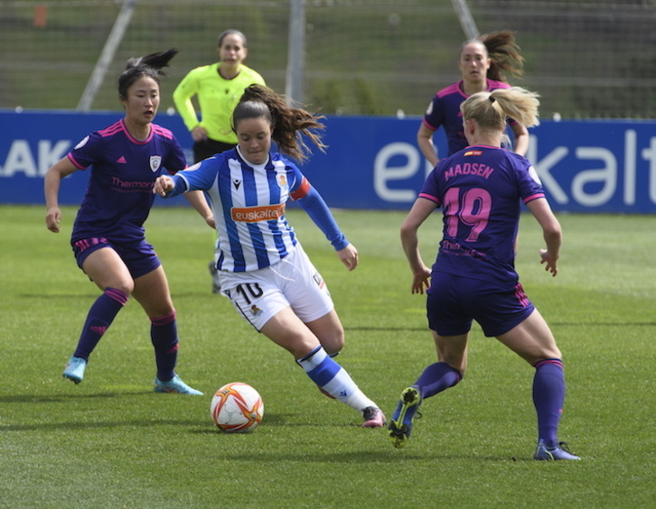 Todas las internacionales txuriurdines han regresado en condiciones y podrán jugar mañana. En la imagen, Eizagirre durante el partido contra el Madrid.