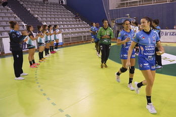 Atletico Guardeseko jokalariak Bera Berako jokalariak zoriontzen liga irabazteagatik. 