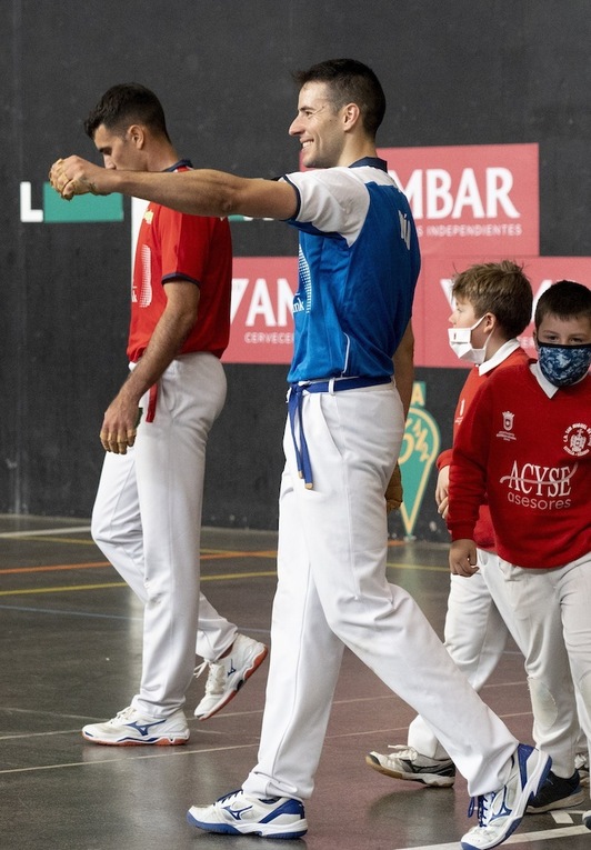 Dario Gomez pozarren eta Urrutikoetxea burumakur, Bastidako partidaren ostean.