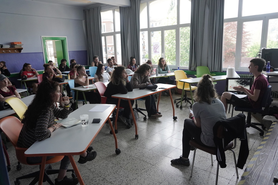 Hitzaldiak eta mahainguruak izan dira gaur elizondon.