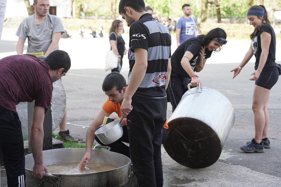 Zenbait gazte kazolak garbitzen.