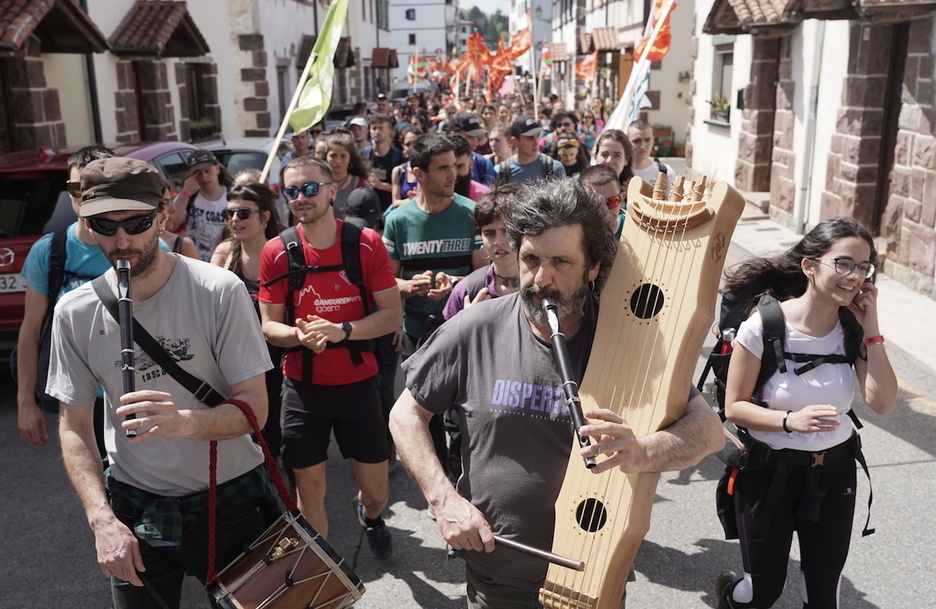Elizondoko kaleak alaitu dituzte gazteek herrira heltzean.