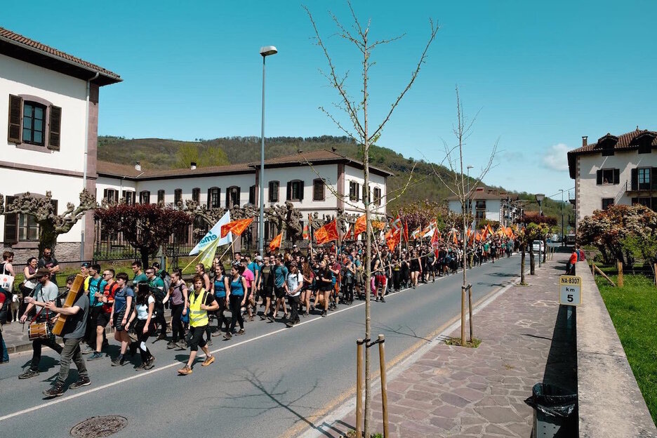 Ehunka gazte parte hartzen ari dira Ernaik antolatutako gazte martxan.