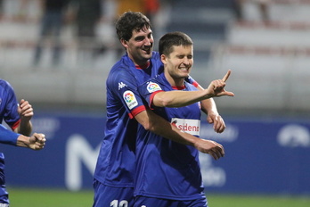 San José abraza a Álvaro Peña para celebrar el gol que daba el triunfo al Amorebieta.