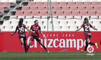 Amaiur celebra el gol con el que ampliaba distancias junto a Núria Rábano y Gemma.