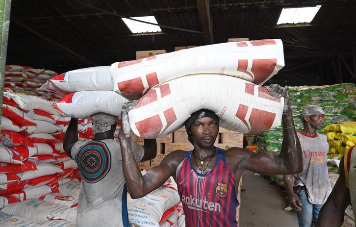 Un trabajador carga sacos de harina en Abiyán, Costa de Marfil.