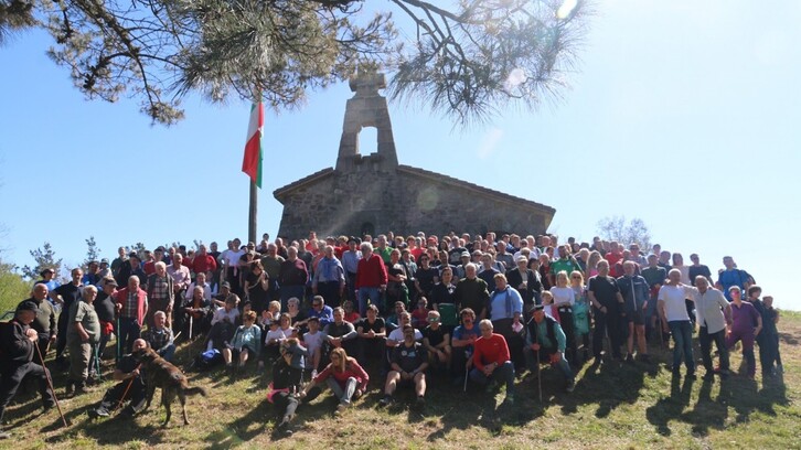 Jendetza bildu da Bizkargin gudariei omenaldi bat egiteko. 