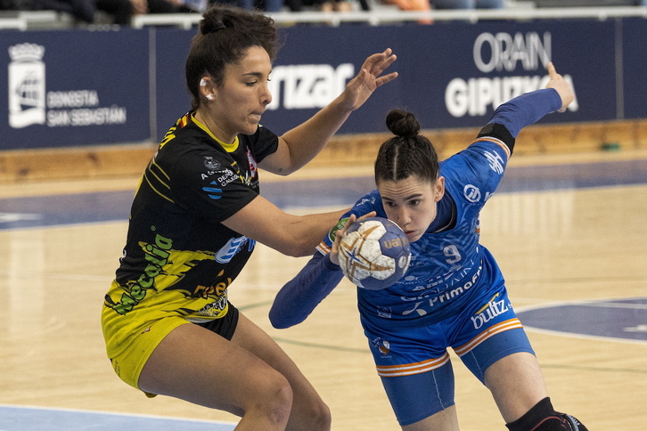 Emma Boadak Bera Bera gidatu du lehen zatiaren bukaeran eta bigarrengoaren hasieran.