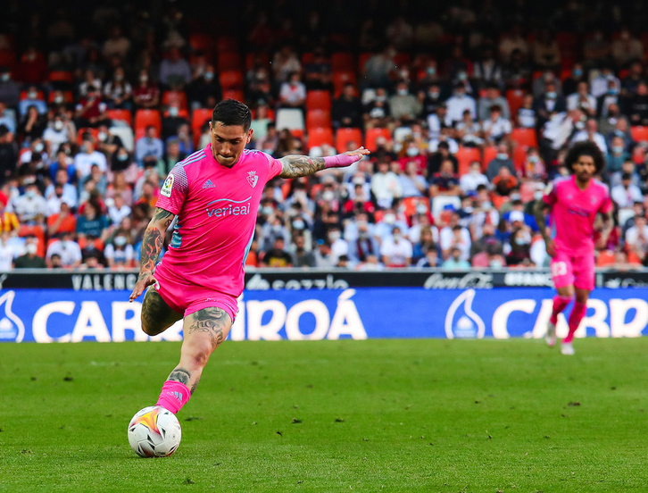 Chimy Ávila ha adelantado a Osasuna con un gol de penalti.