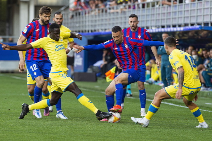 El punto que rescató ante Las Palmas pemite al Eibar seguir liderando la clasificación.