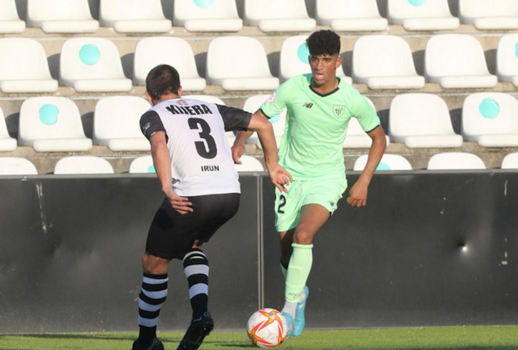 Malcom Adu Ares encara a Kijera, lateral del Real Unión.