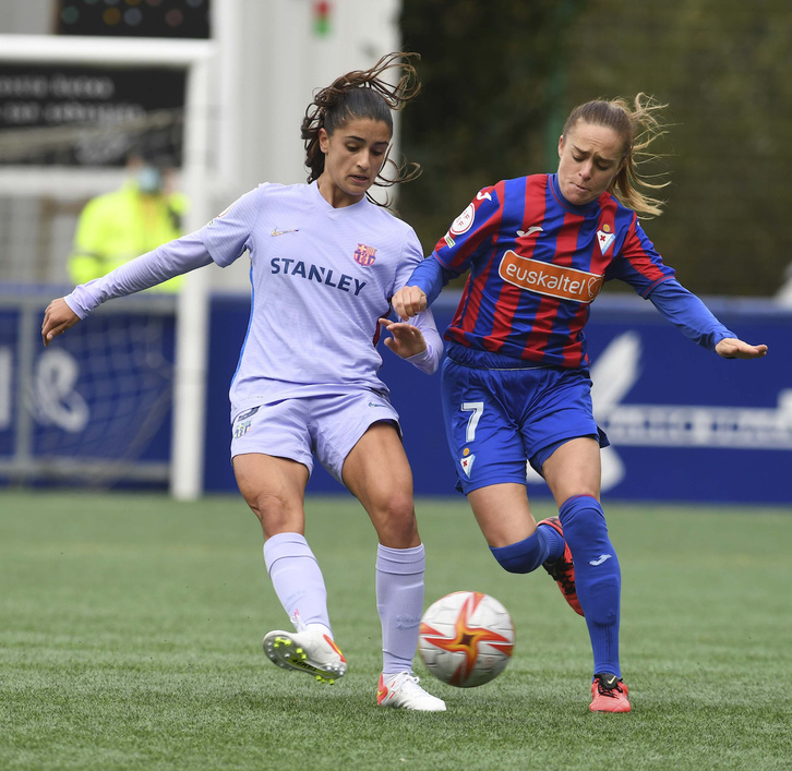 Irudian, Bartzelonako jokalari Jana Fernandez –belauneko lesioa izan du aurten eta operatu egin behar izan dute–, Eibarko Arene Altonagarekin baloia berreskuratzeko borrokan.