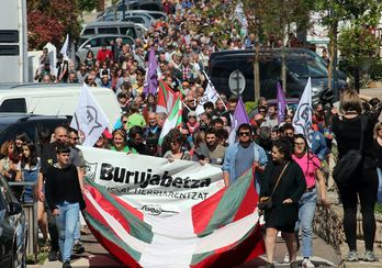 Ehunka lagun bildu dira Azkainean, EH Bai-ren deiarekin bat eginez.