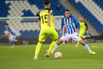 Juan Pérez encara a Roberto López en el partido entre Sanse y Girona de la primera vuelta.