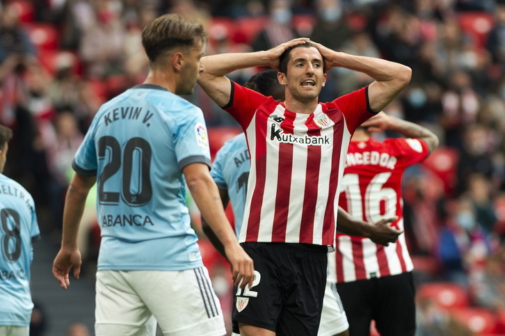 Vivian se lamenta tras una jugada en el partido ante el Celta.