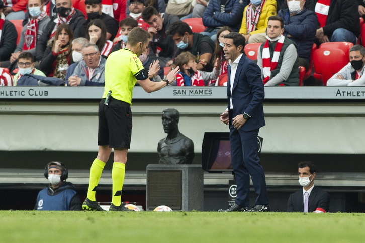 Marcelino protesta al árbitro en el partido ante el Celta.