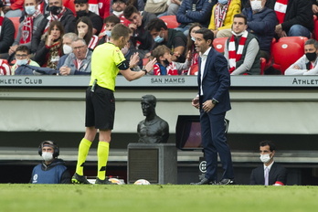 Marcelino protesta al árbitro en el partido ante el Celta.