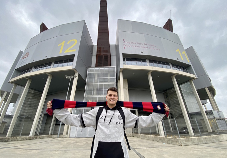 Wetzell posa delante del pabellón de Zurbano.