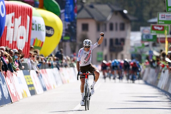 Bouchard celebra su primera victoria como profesional tras ser el más fuerte de la escapada.
