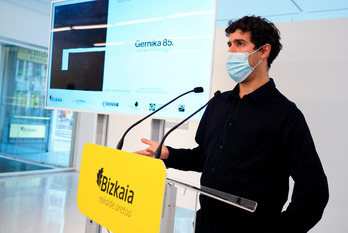 Aitor Etxebarria bere lehen lan sinfonikoaren aurkezpenean. 