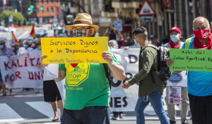 Demanda de atención a la dependencia en una movilización de pensionistas en Bilbo.