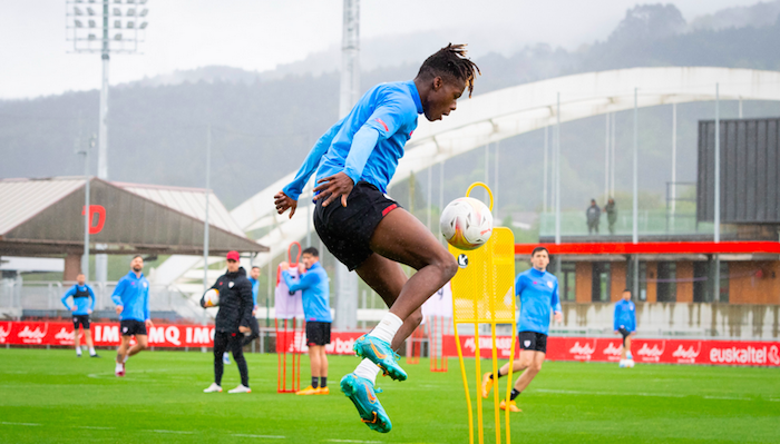 Nico Williams durante el entrenamiento matinal en Lezama. (@AthleticClub)